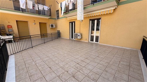 Centrale Appartamento di 3 Vani & Acc. Ristrutturato, Terrazza a Livello. Box.